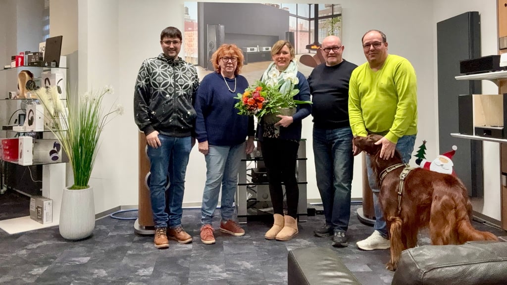 René Lukas, Brigitte Dickmann, Jürgen Dickmann, Dirk Grüner und Hund Henry (v. l.) gratulierten der neuen Geschäftsführerin Juliane Dickmann (m.) zur Übernahme des TV- und Hifi-Studios Dickmann.