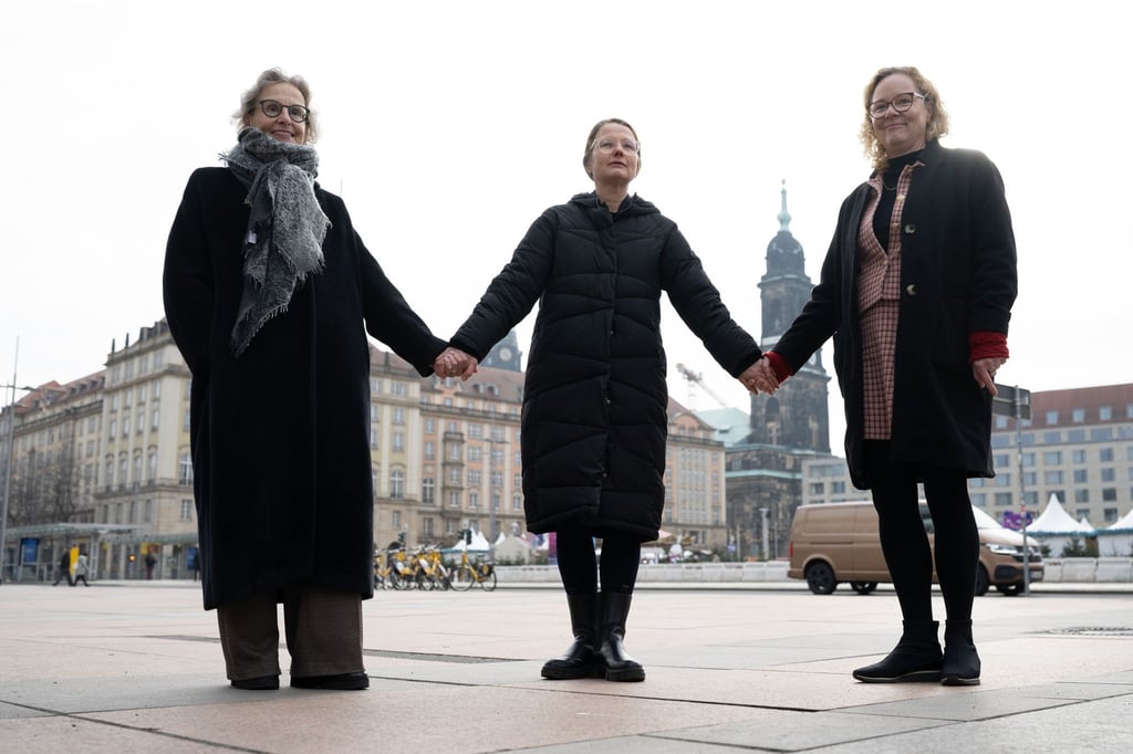 Ursula Staudinger, Rektorin der TU Dresden (links), ist Versammlungsleiterin der Menschenkette zum Jahrestag der Zerstörung Dresdens am 13. Februar 1945.