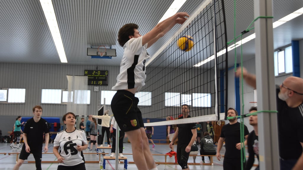 Jung und erfahren Seite an Seite: Beim Volleyballturnier in Calvörde stehen Nachwuchs und Routiniers gemeinsam auf dem Feld – Teamgeist, Tempo und generationsübergreifender Sport prägen die packenden Spielszenen.