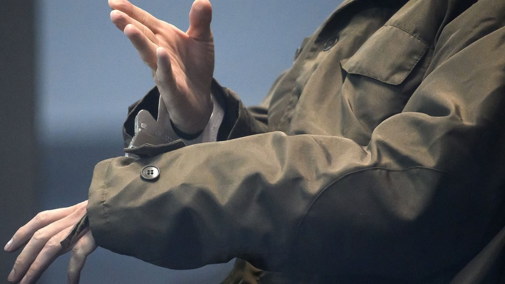 Blick auf die Hände des Todesfahrers vom Magdeburger Weihnachtsmarkt während des Prozesstags.