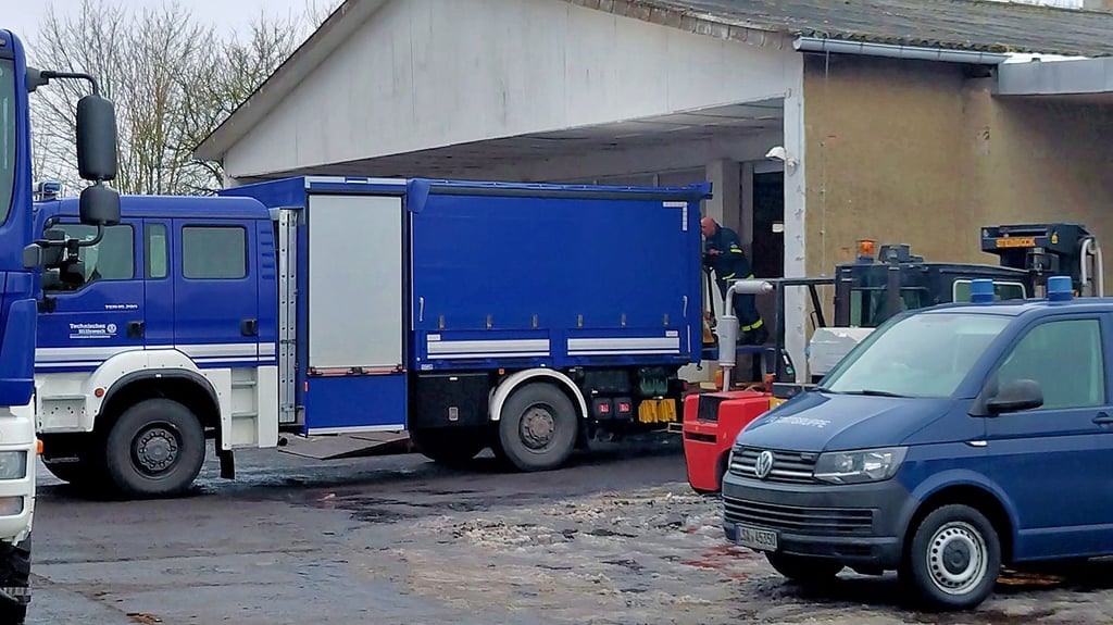 Eqipment und Ware der illegalen Zigarettenfabrik wurden auch gestern laufend auf Lkw verladen. 