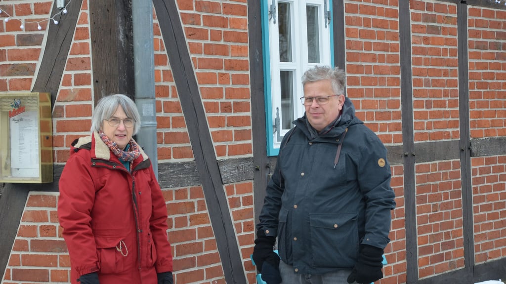 Pfarrerin Karen Simon-Malue und der Vorsitzende des Geschichts- und Heimatvereins Martin Krems-Möbbeck in Walbeck vor der Alten Dorfschänke.