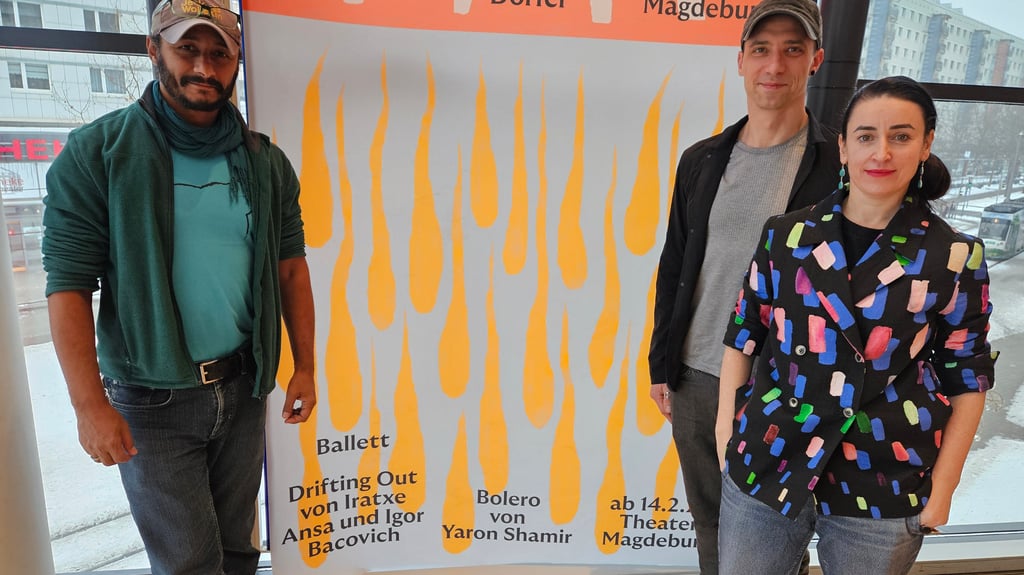 Die Chorographen Yaron Shamir (v. l.) sowie Igor Bacovich und Iratxe Ansa vor dem Plakat für ihren Ballettabend am Opernhaus des Theaters Magdeburg.