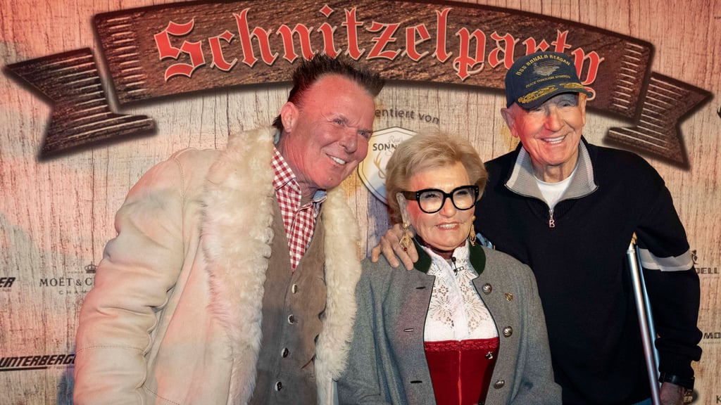 Auf einer Schnitzelparty soll Prinz Marcus von Anhalt (hier mit Rosi Schipflinger und Frédéric von Anhalt, v.l.) Simone Lugner kennengelernt haben.