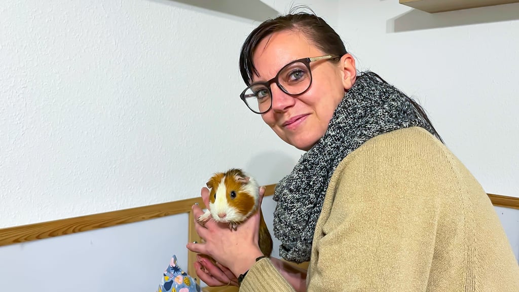 Eileen Goebel von der Pflegestelle „Insel der Meerschweinchen in Not“ in Frankleben erlebt täglich, was fehlendes Wissen anrichtet – und sieht im Tierführerschein eine Chance, Leid und Tierarztkosten zu verringern. 