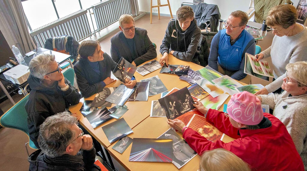 Die Auswahl fällt nicht leicht beim Fotoworkshop im Rahmen des Kurt-Weill-Festes. Die Teilnehmer trafen  sich  im Atelier des Meisterhauses Feininger. 
