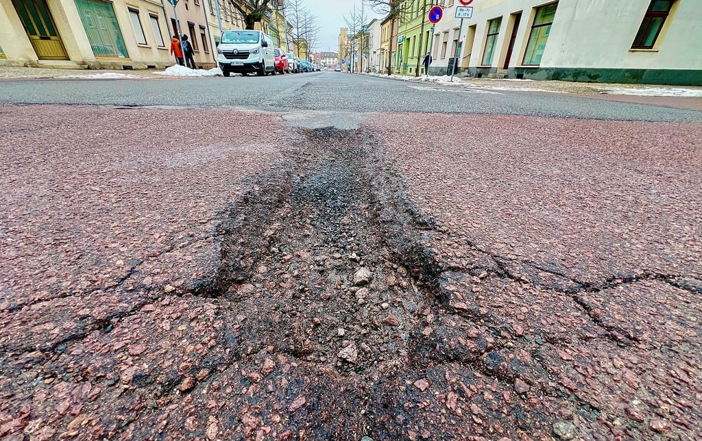 Ein großes Schlagloch hat sich auf der Karlstraße gebildet. 