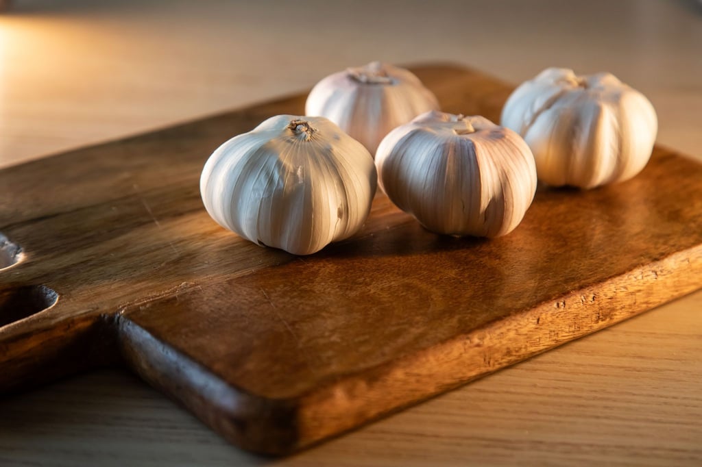 Knoblauch ist beliebt in der Küche, das Schälen kostet jedoch Zeit und Geduld.