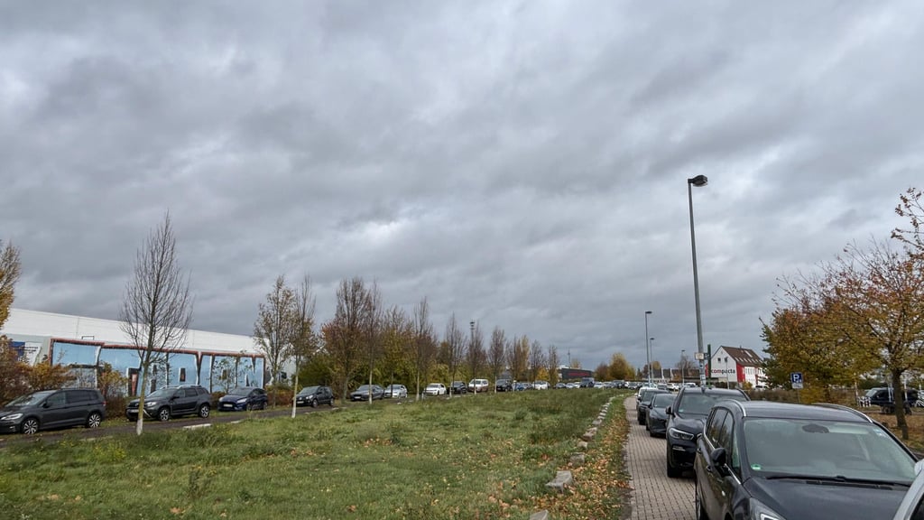 Illegales Parken am Kanonenbahnradweg in Magdeburg: Ein Bild, das sich bei Heimspielen des FCM immer wieder zeigt. Nun soll sich etwas ändern.