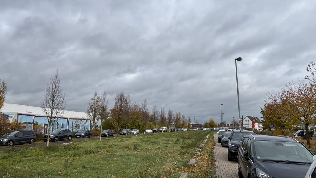 Illegales Parken am Kanonenbahnradweg in Magdeburg: Ein Bild, das sich bei Heimspielen des FCM immer wieder zeigt. Nun soll sich etwas ändern.