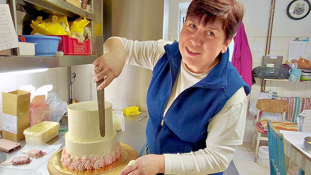 Simone Eisenschmidt backt Süßes zum Valentinstag,  hier eine Hochzeitstorte.  Die Bäckerin  hat ihr  Handwerk von der Pike auf gelernt. 