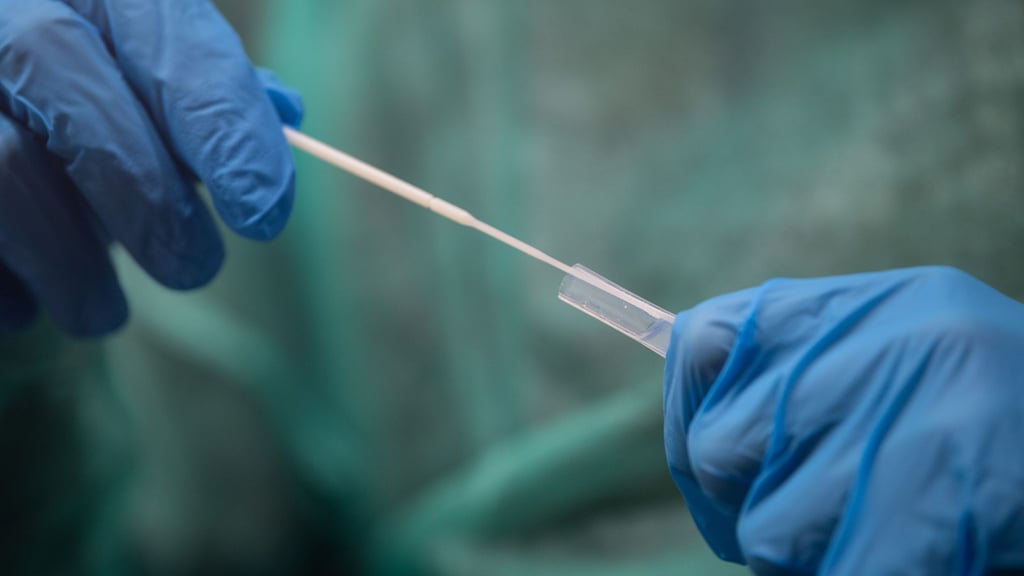 Das Amtsgericht Hannover hat entschieden: Ein 27-Jähriger muss wegen millionenschweren Betrugs mit Corona-Tests für drei Jahre und fünf Monate ins Gefängnis. (Symbolbild)