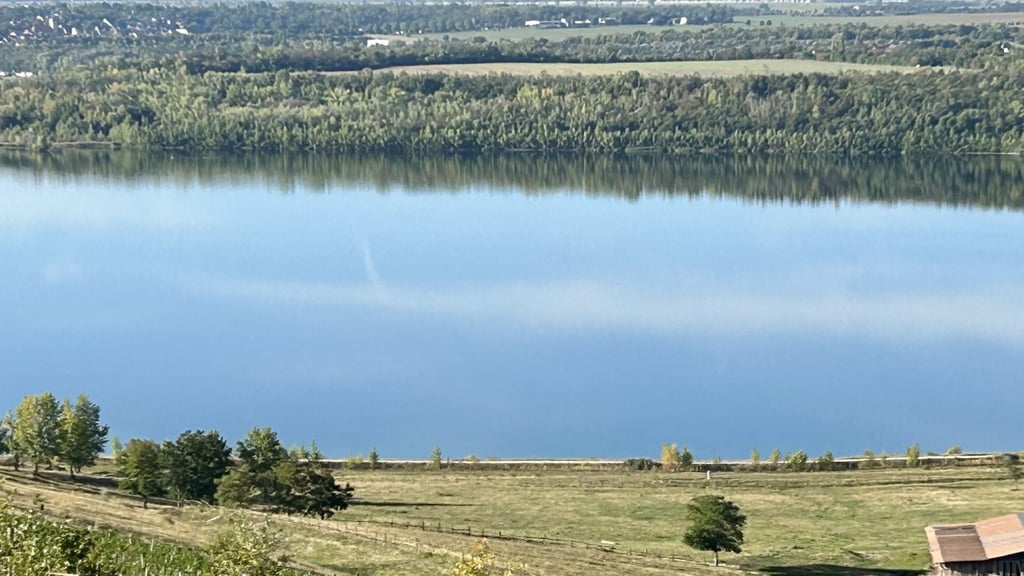 Blick auf den bisher gesperrten Nordteil des Geiseltalsees vom Weinberg aus.
