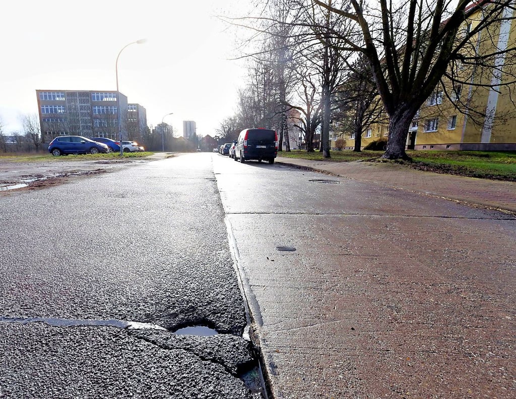 Eine Platte in der Gnetscher Straße in Gölzau wird versteigert.