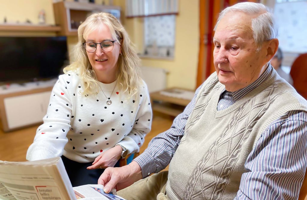Alltag in Gemeinschaft: Dieter Raschmann lebt seit vier Jahren in der Demenz-WG,  mit Pflegedienstleiterin Britta Lange liest er die Zeitung. 