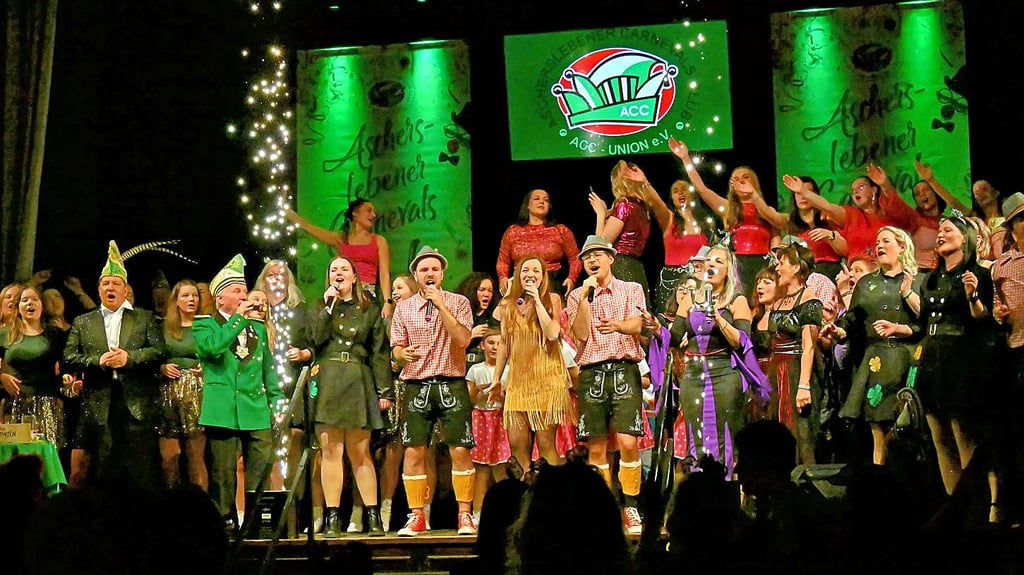 Das Abschlussbild auf der Bühne im Bestehornhaus – die Stimmung war nach zwei Stunden Programm auf dem Höhepunkt.