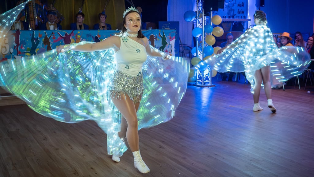 Mit leuchtenden Flügeln verzauberten die „Dancing Queens“ bei ihrer „Frozen“-Performance.