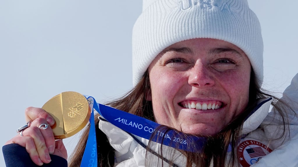 Abfahrtsolympiasiegerin Breezy Johnson hat ihre beschädigte Goldmedaille inzwischen umgetauscht.