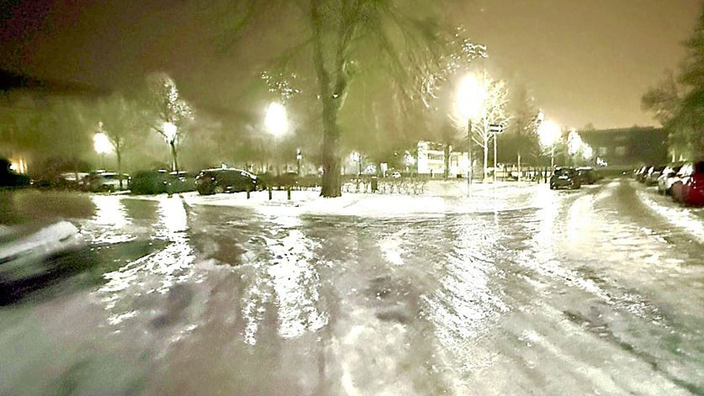 Am Freitag glich der Bauhausplatz einer Schlittschuhbahn.