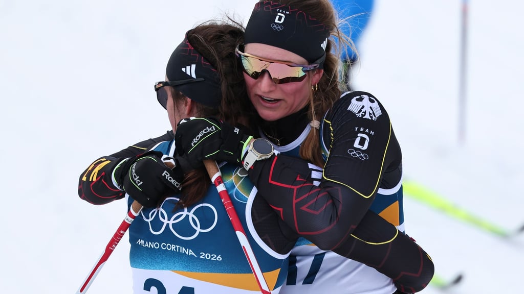 Laura Gimmler (r) und Coletta Rydzek spenden sich Trost.