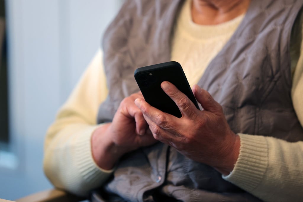 Das Projekt „Digitaler Engel“ erleichtert älteren Menschen den Zugang zu digitalen Informationen über Signal- und Whatsapp-Kanäle.