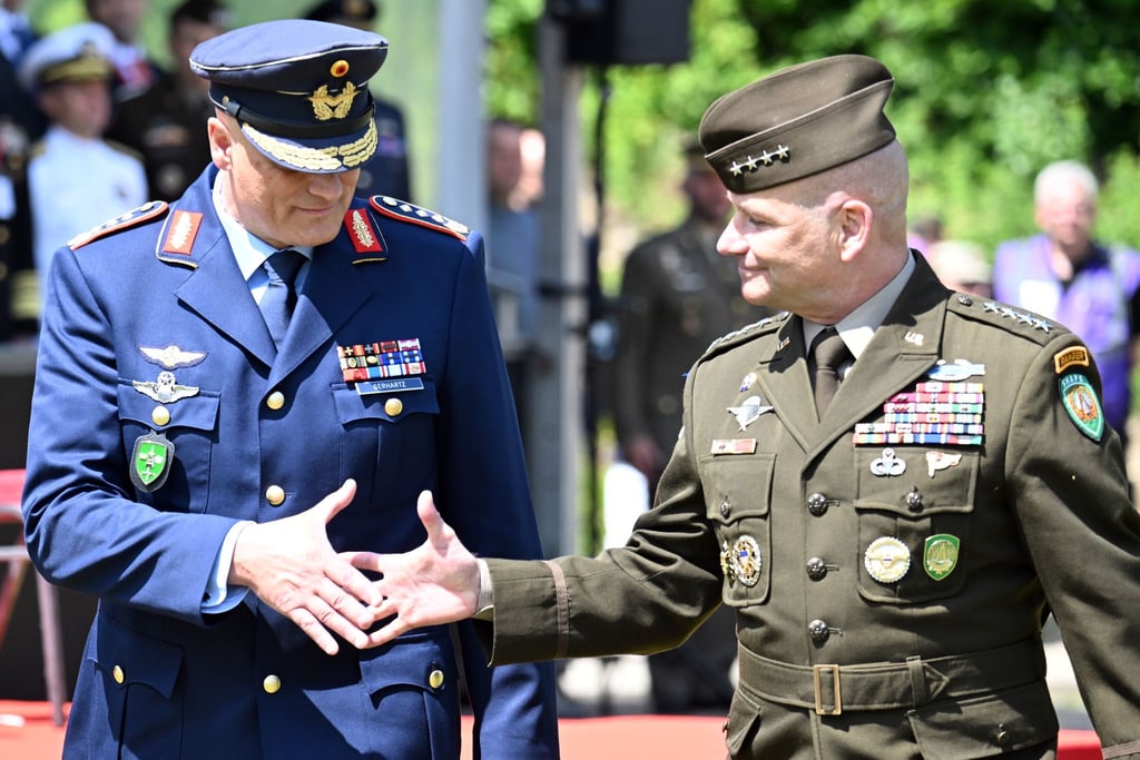 Eine Ebene unter Oberbefehlshaber General Christopher G. Cavoli (r) wird es demnächst einige Änderungen in der Nato-Kommandostruktur geben. Das Kommando über das Joint Force Command Brunssum werden sich dann Deutschland und Polen im Rotationsprinzip teilen. Derzeit wird es von dem deutschen General Ingo Gerhartz geführt (l). (Archivbild)