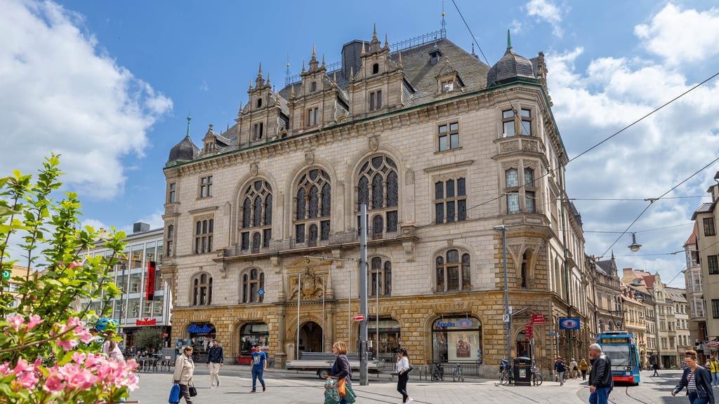 Das altehrwürdige Stadthaus am Marktplatz von Halle wird zum Streitobjekt.