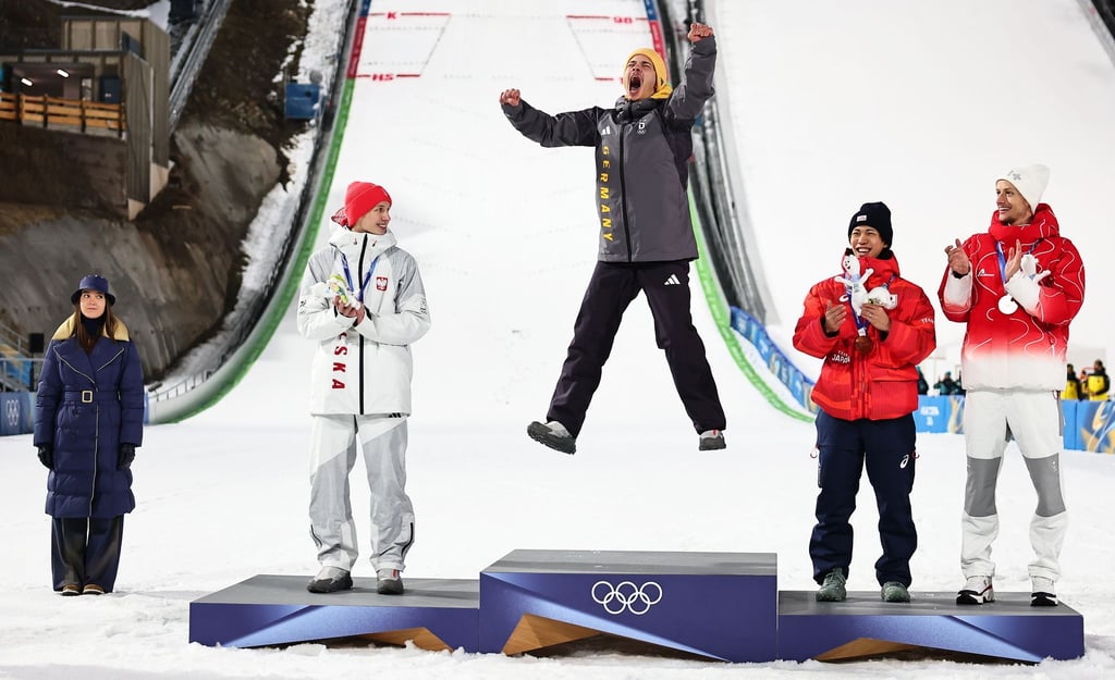 Philipp Raimund (M) jubelte ausgelassen, will sich beim Feiern aber erst einmal zurückhalten.