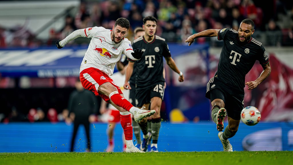 Leipzigs Angreifer Romulo (l.) zieht im Ligaspiel gegen München ab.