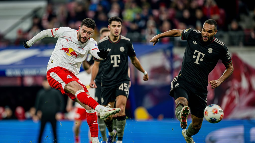 Leipzigs Angreifer Romulo (l.) zieht im Ligaspiel gegen München ab.