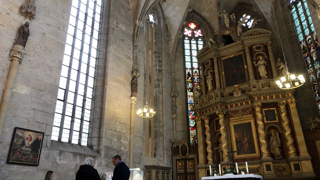 Das Fenster direkt neben dem Altar der Marktkirche in Quedlinburg ist derzeit mit OSB-Platten verkleidet.
