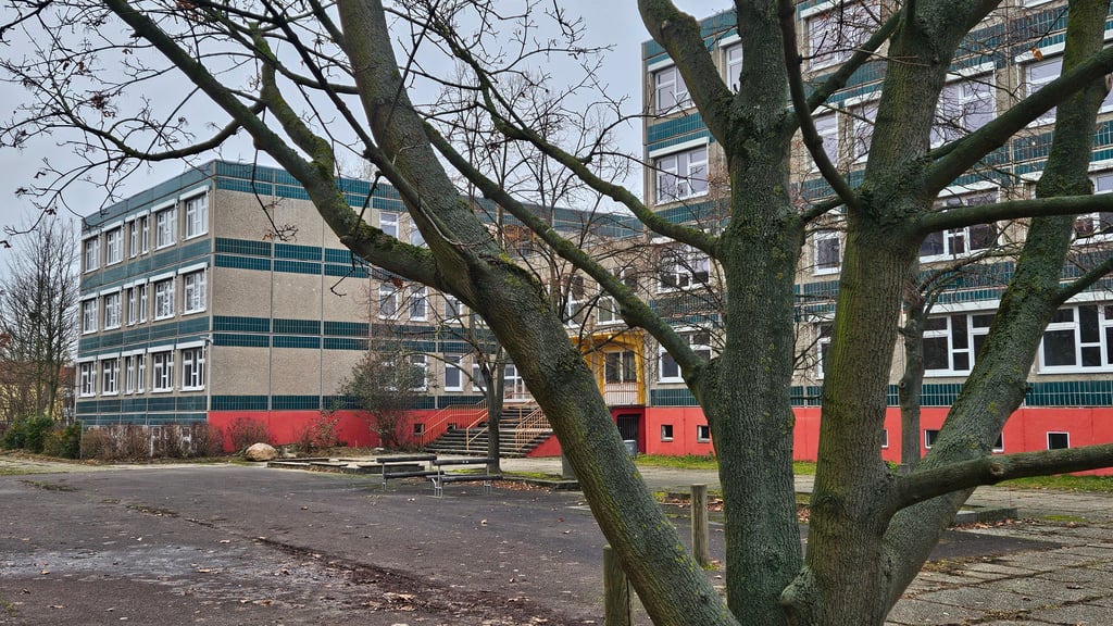 Blick über den Schulhof am Gneisenauring im Magdeburger Stadtteil Neu-Olvenstedt, wo die Förderschule „Hand in Hand“ eine neue Heimat finden soll.