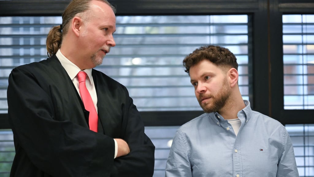 Sebastian Scharmer (l.), Rechtsanwalt, und Lahav Shapira, (r.) Nebenkläger, stehen im Gericht.