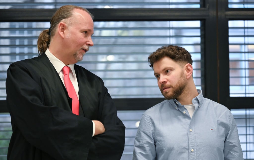 Sebastian Scharmer (l.), Rechtsanwalt, und Lahav Shapira, (r.) Nebenkläger, stehen im Gericht.