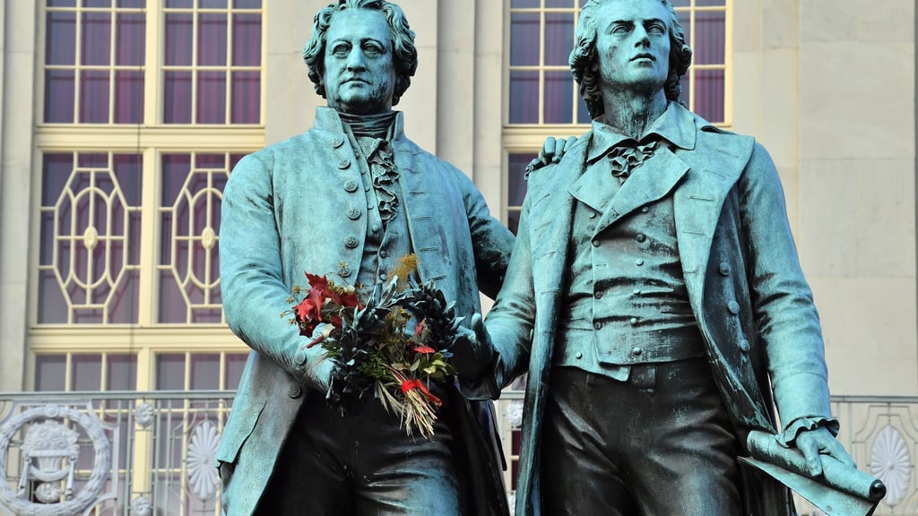 Verband sie mehr als nur eine tiefe Freundschaft? Diese Frage kommt mit Blick auf die Dichter Goethe und Schiller immer wieder auf. (Archivbild)