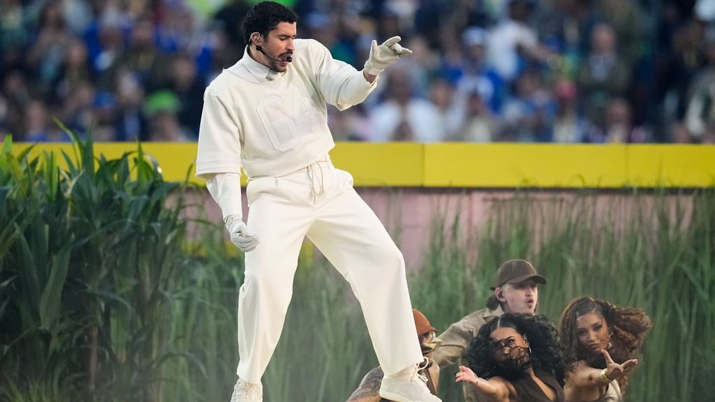 Der puerto-ricanische Künstler Bad Bunny hat eine spektakuläre Halbzeit-Show beim Superbowl in Santa Clara hingelegt.