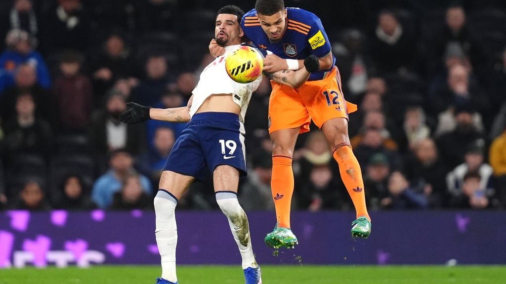 Malick Thiaw (r) brachte Newcastle United bei Tottenham in Führung.