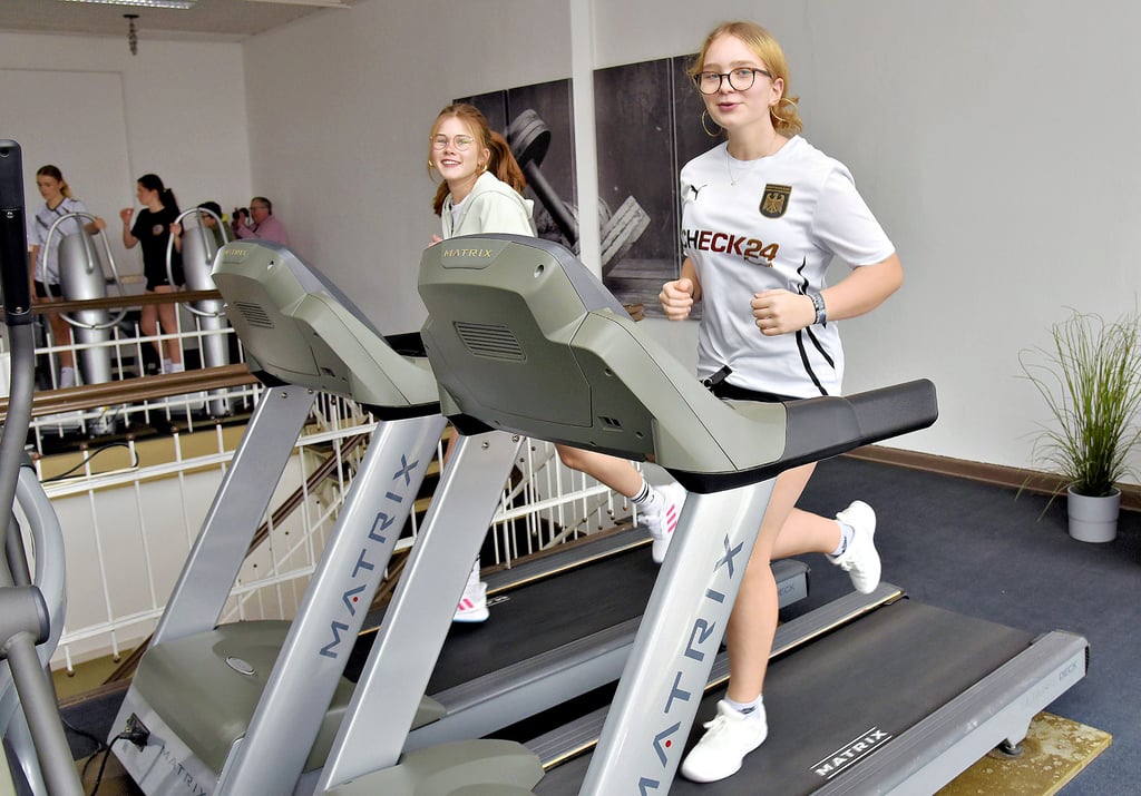 Auch bei Jugendlichen steht das Training in einem Fitness-Studio hoch im Kurs. 