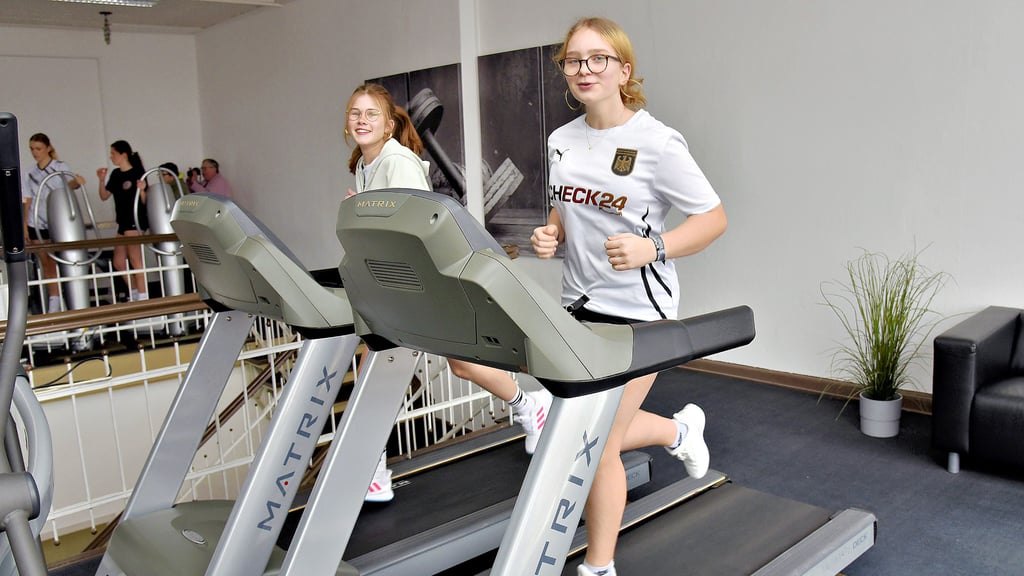 Auch bei Jugendlichen steht das Training in einem Fitness-Studio hoch im Kurs. 
