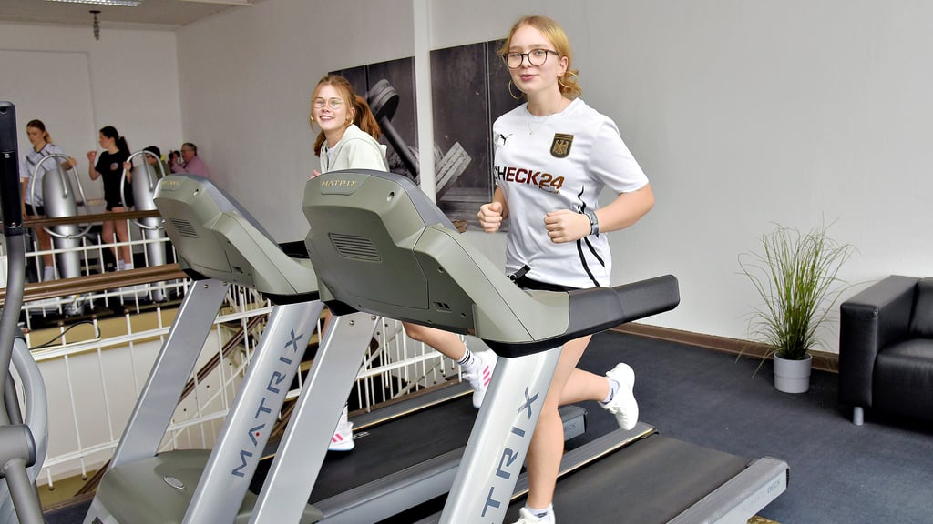 Auch bei Jugendlichen steht das Training in einem Fitness-Studio hoch im Kurs. 
