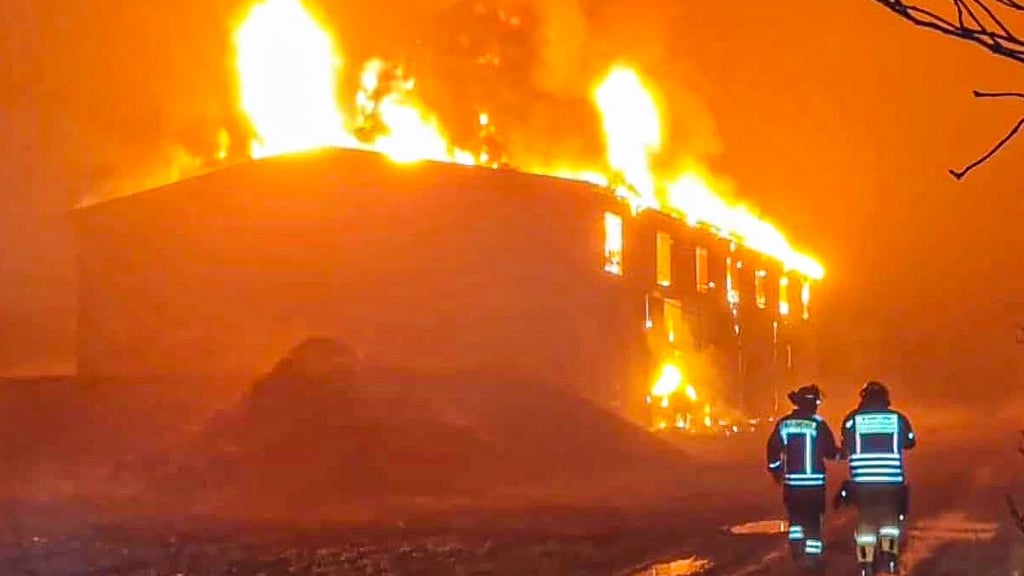 Diese mit 500 Strohballen und 50 Tonnen Düngemittel gefüllte Scheune bei Kloster Gröningen brannte im Dezember 2024 vollständig nieder.