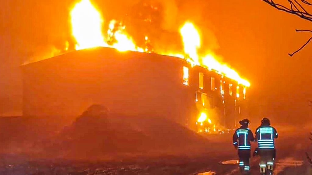 Diese mit 500 Strohballen und 50 Tonnen Düngemittel gefüllte Scheune bei Kloster Gröningen brannte im Dezember 2024 vollständig nieder.