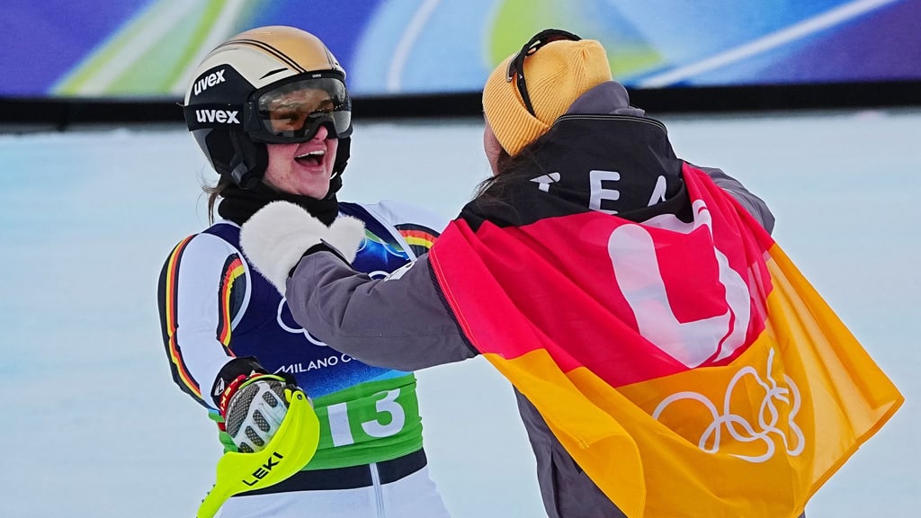 Emma Aicher (links) und Kira Weidle-Winkelmann jubeln über Olympia-Silber in der Team-Kombination.