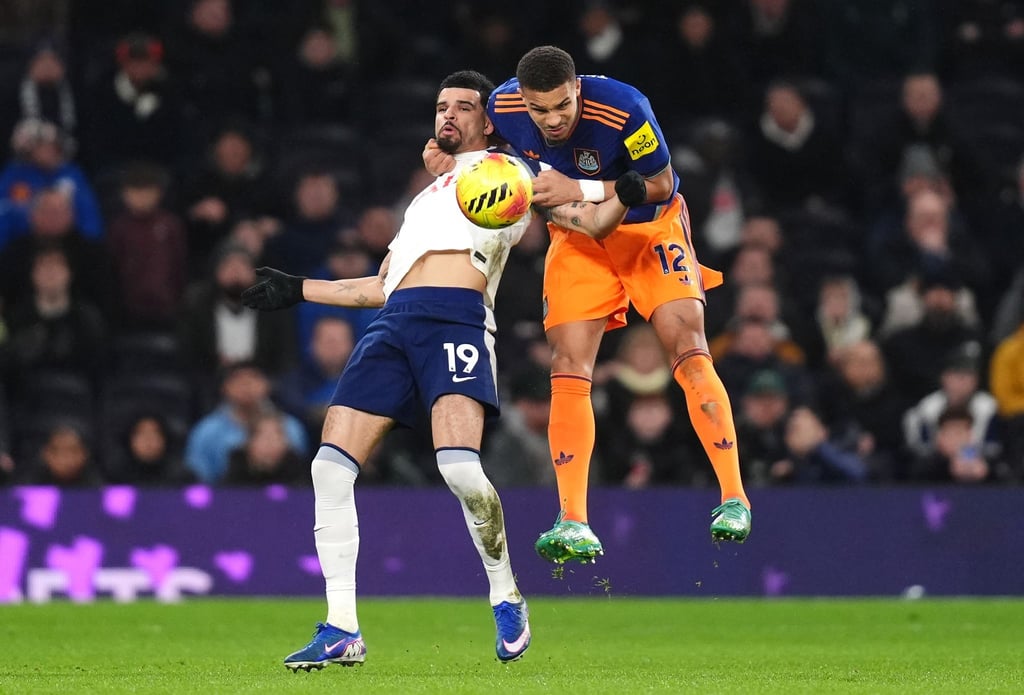Malick Thiaw (r) brachte Newcastle United bei Tottenham in Führung.