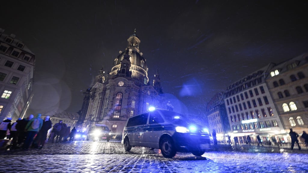 Für Freitag und Samstag sind in Dresden zahlreiche Veranstaltungen anlässlich des 81. Jahrestags der Zerstörung Dresdens im Zweiten Weltkrieg angemeldet. (Archivbild)