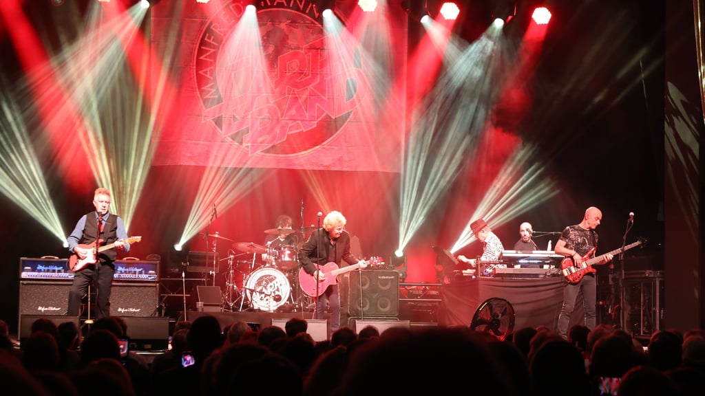 Manfred Mann's Earth Band auf der Bühne am Dienstagabend im Steintor in Halle.