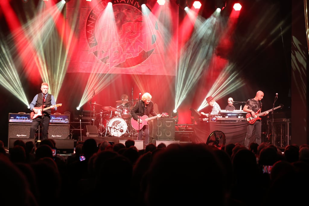 Manfred Mann's Earth Band auf der Bühne am Dienstagabend im Steintor in Halle.