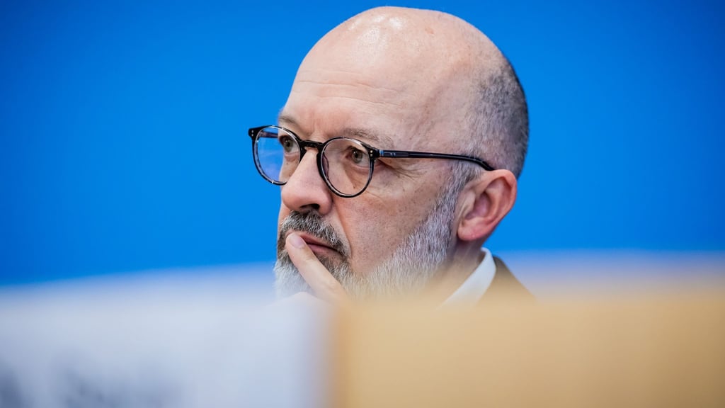 Ifo-Experte Timo Wollmershäuser sieht den konjunkturellen Tiefpunkt durchschritten. (Archivbild)