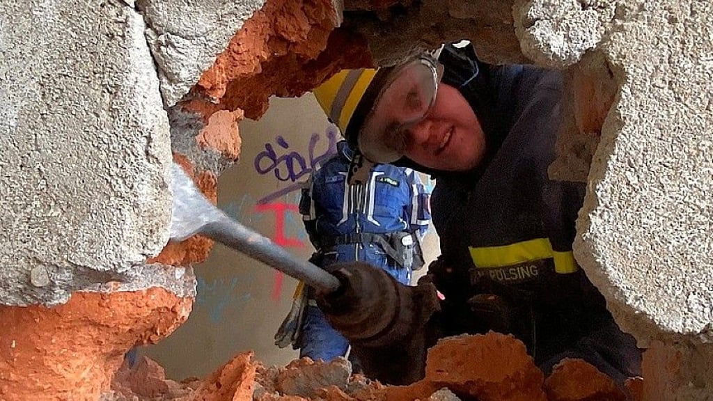 Geschafft! Der Mauerdurchbruch ist gelungen.