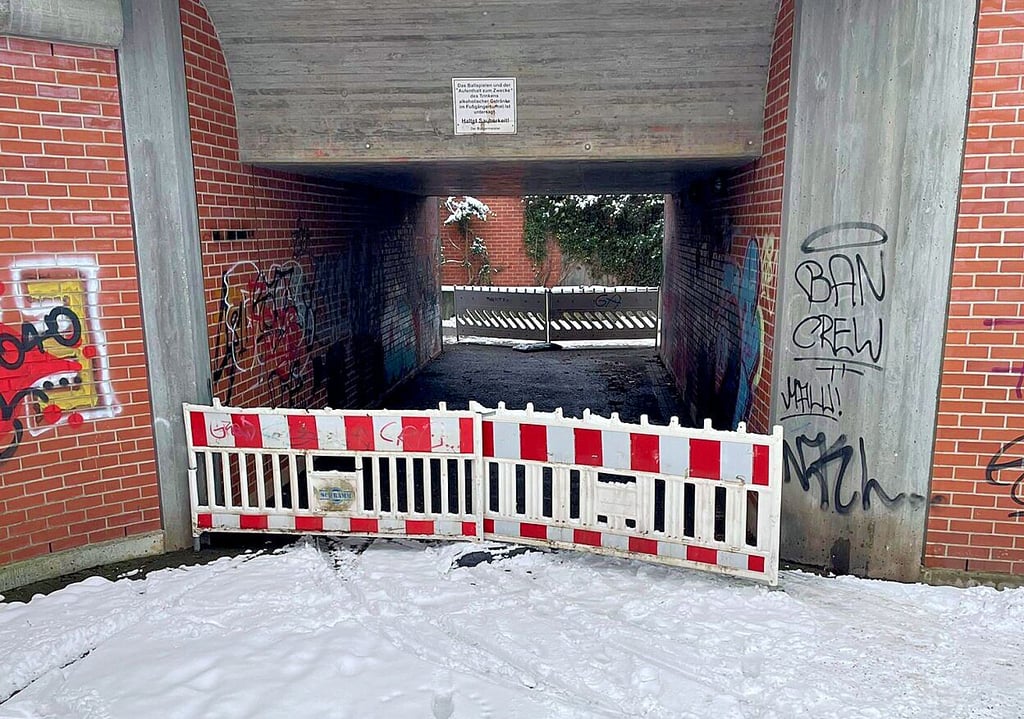 Die Absperrung der Unterführung ist nicht offiziell angewiesen. Hier handelt es sich offenbar um eine Scherzaktion Unbekannter.